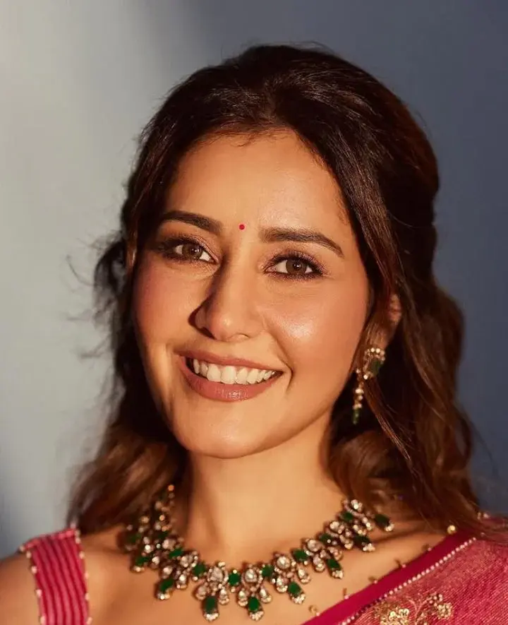 Раши Кханна