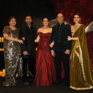 Звезды на свадебном приеме Нупур Санон